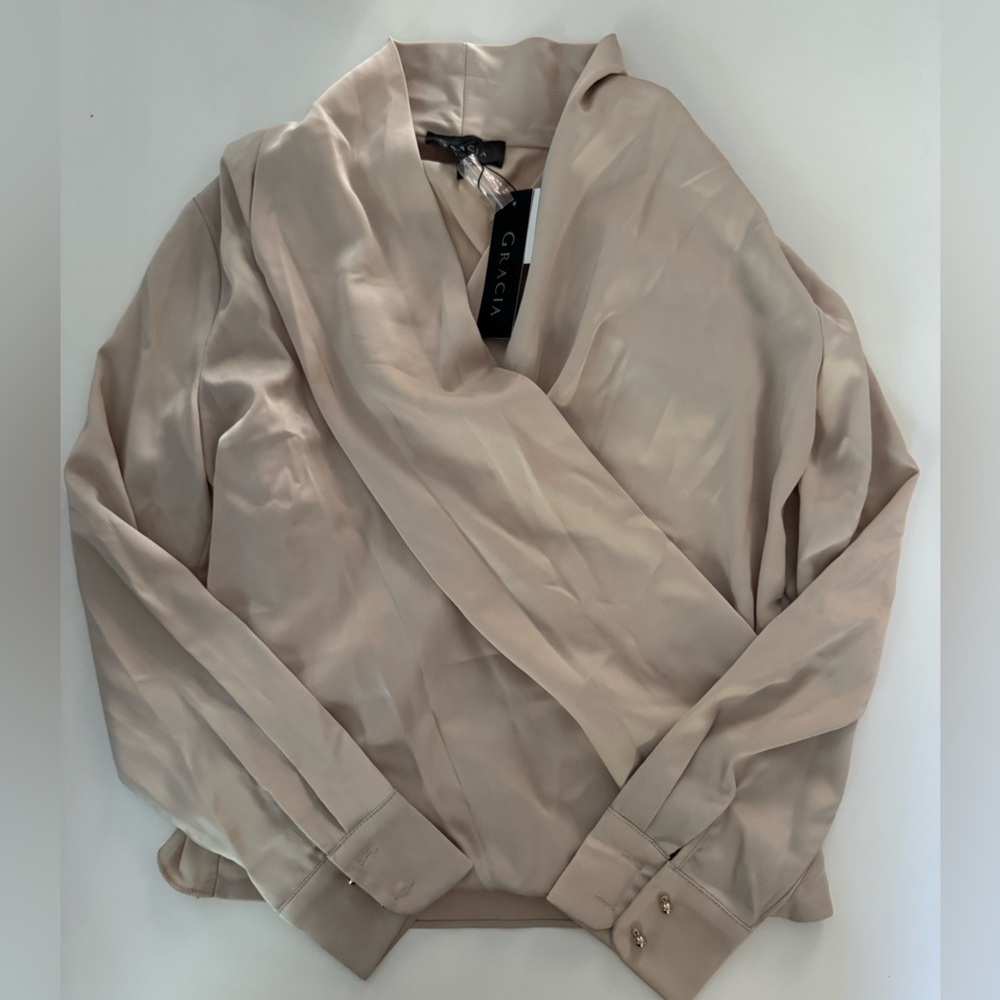 Gracia Cream Blouse with V-Neck